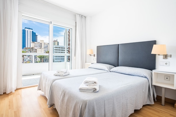 Silitysrauta/-lauta, ilmainen Wi-Fi, vuodevaatteet