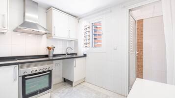 Frigorifero, microonde, forno, piano cottura