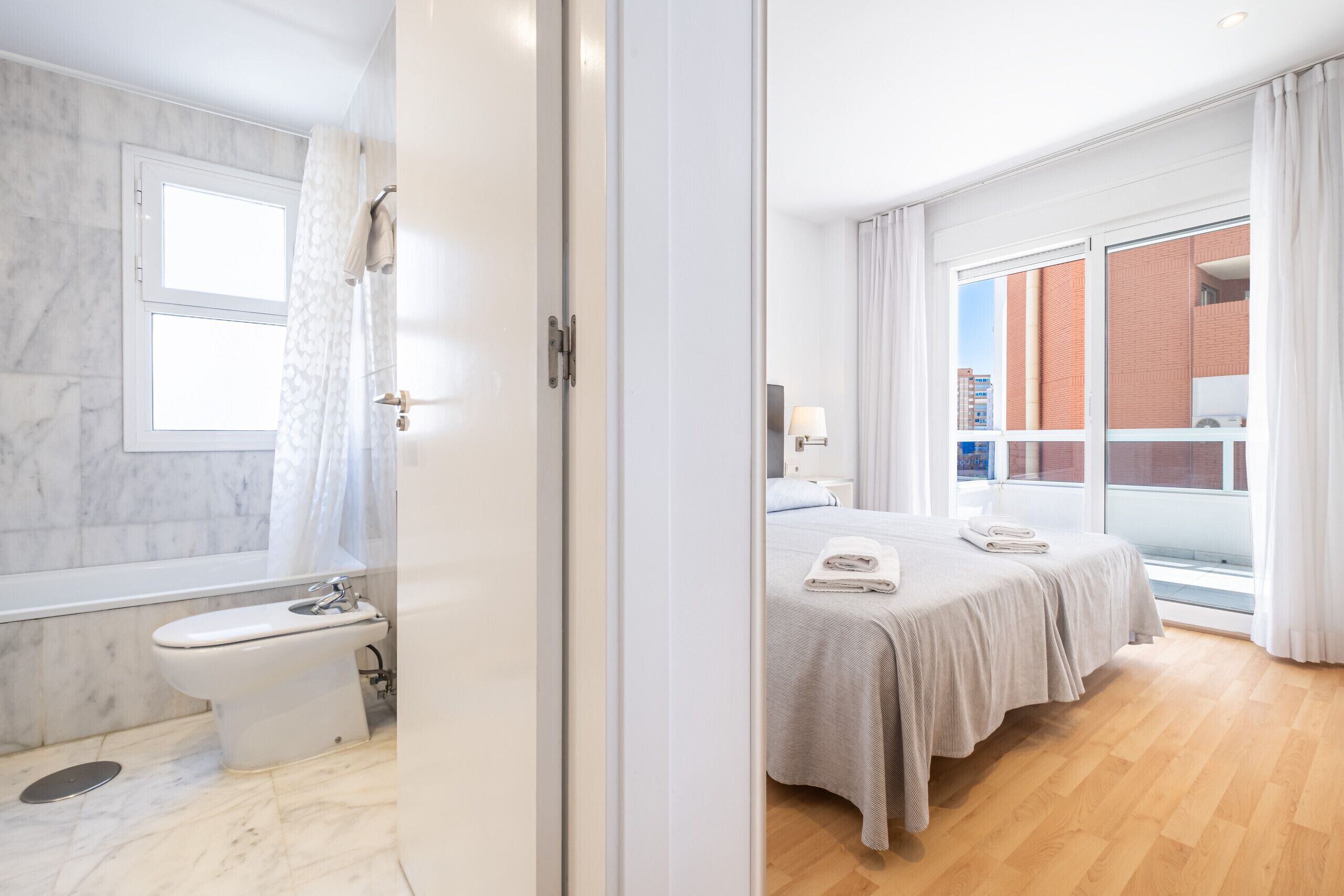 Een douche, een haardroger, handdoeken