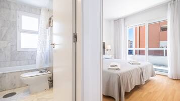 Een douche, een haardroger, handdoeken