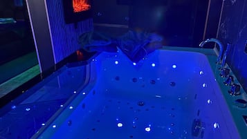 Jetted tub, hair dryer, towels
