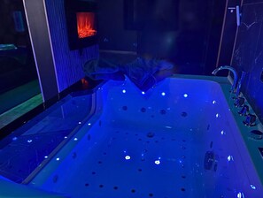 Jetted tub, hair dryer, towels