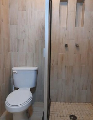 Serviettes fournies, savon, papier toilette