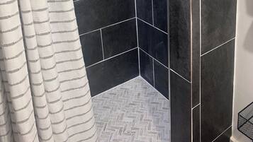 تجهيزات دش، مجففات شعر، مناشف، صابون