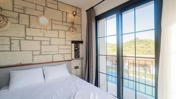 Ropa de cama de alta calidad, minibar y tabla de planchar con plancha