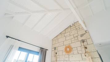 Literie de qualité supérieure, minibar, fer et planche à repasser