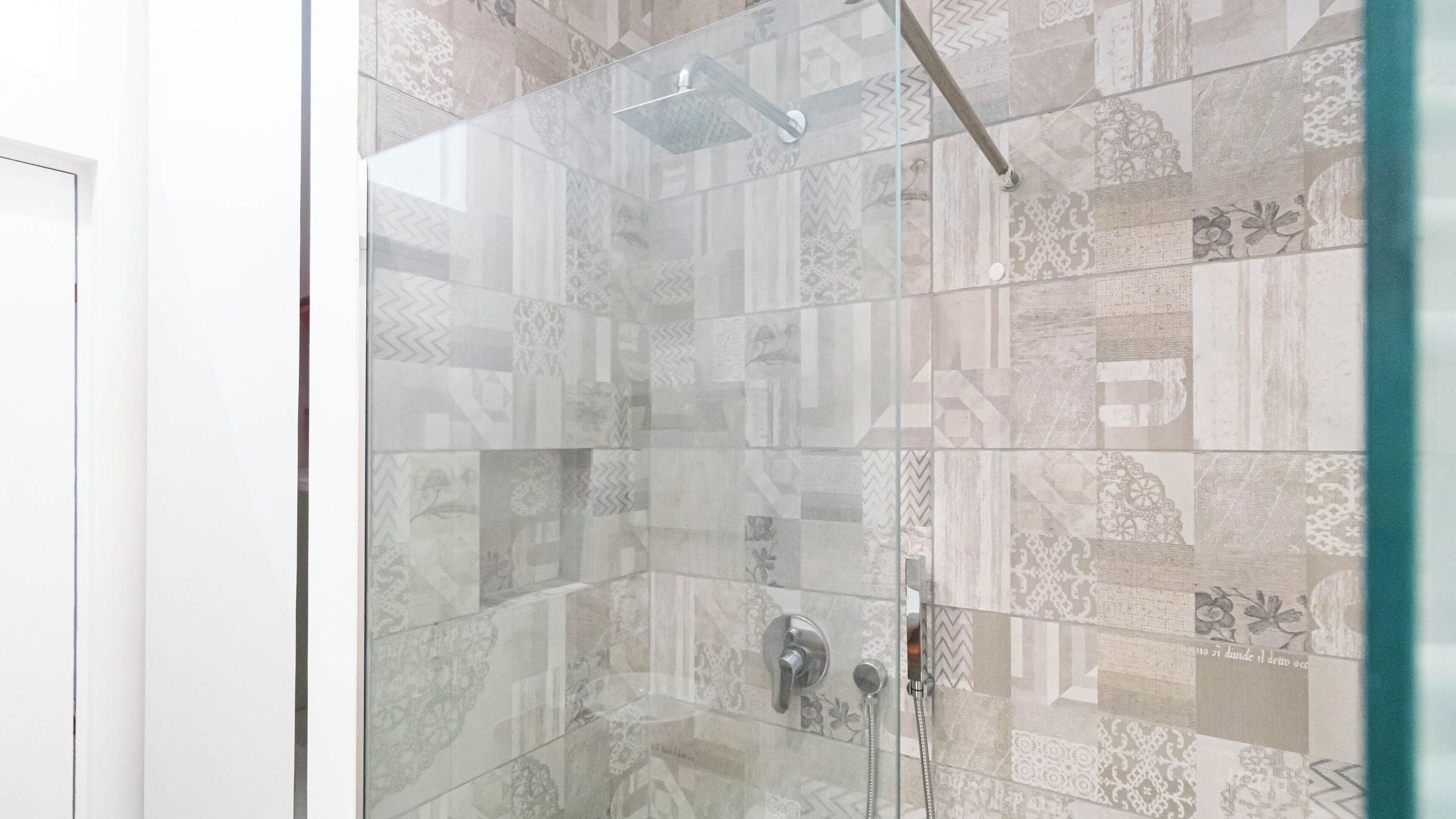 Douche, sèche-cheveux, bidet, serviettes fournies