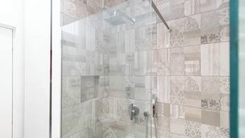 Doccia, asciugacapelli, bidet, asciugamani