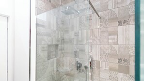 Dusche, Haartrockner, Bidet, Handtücher