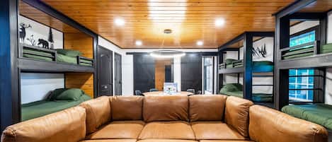 المنشأة من الداخل