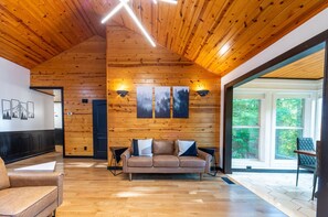 Smart TV, chimenea, estéreo