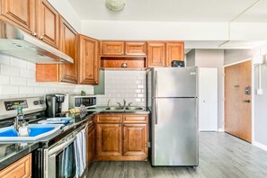 Kühlschrank, Mikrowelle, Ofen, Herdplatte