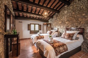 Standard Double or Twin Room, Garden View | Free WiFi, bed sheets - Mas Campassol (Sant Feliu de Pallerols)