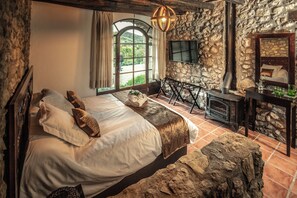 Superior Double or Twin Room, Garden View | Free WiFi, bed sheets - Mas Campassol (Sant Feliu de Pallerols)
