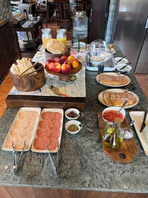 Un buffet de petit-déjeuner proposant une variété d'aliments et d'ustensiles.