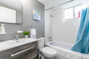 Dusche, Haartrockner, Handtücher