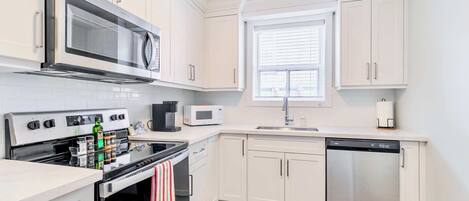 Fridge, microwave, stovetop, dishwasher