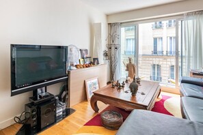 TV - Luxury apartment near Eiffel Tower 2 bedrooms (Paris)