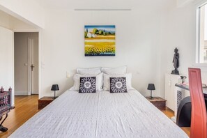 2 bedrooms, desk, iron/ironing board, free WiFi