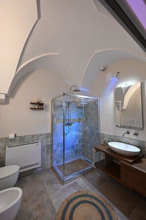 Vasca idromassaggio, asciugacapelli, bidet, asciugamani