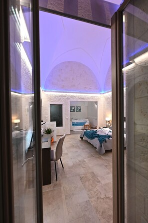 1 bedroom, desk, WiFi, bed sheets - Laurel Suite (Fasano)