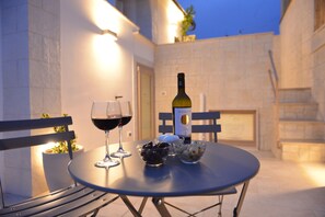 Outdoor dining - Laurel Suite (Fasano)