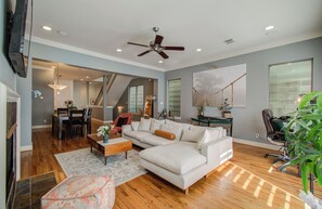 Smart TV, fireplace - Healing Home Rice Military near Memorial Park with yard, balconies and jacuzzi! (Houston)