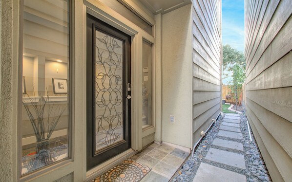 Exterior detail - Healing Home Rice Military near Memorial Park with yard, balconies and jacuzzi! (Houston)