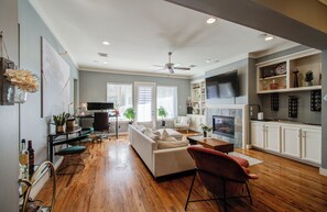 Smart TV, fireplace - Healing Home Rice Military near Memorial Park with yard, balconies and jacuzzi! (Houston)