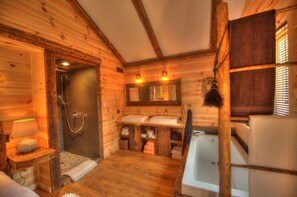 Shower, hair dryer, towels, soap - Chalet Saint-bernard (La Malbaie)