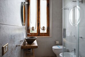 Dusche, umweltfreundliche Kosmetikartikel, Haartrockner, Bidet