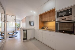 Fridge, microwave, stovetop, dishwasher - Studio in Private Urbanization next to the SEA (Marbella)