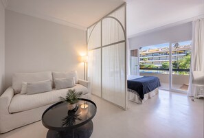 Desk, iron/ironing board, WiFi, bed sheets - Studio in Private Urbanization next to the SEA (Marbella)