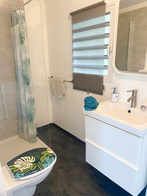 Sèche-cheveux, serviettes fournies