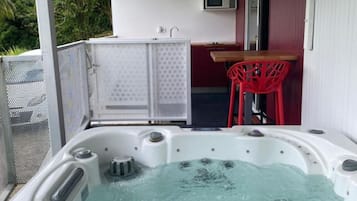 Outdoor spa tub