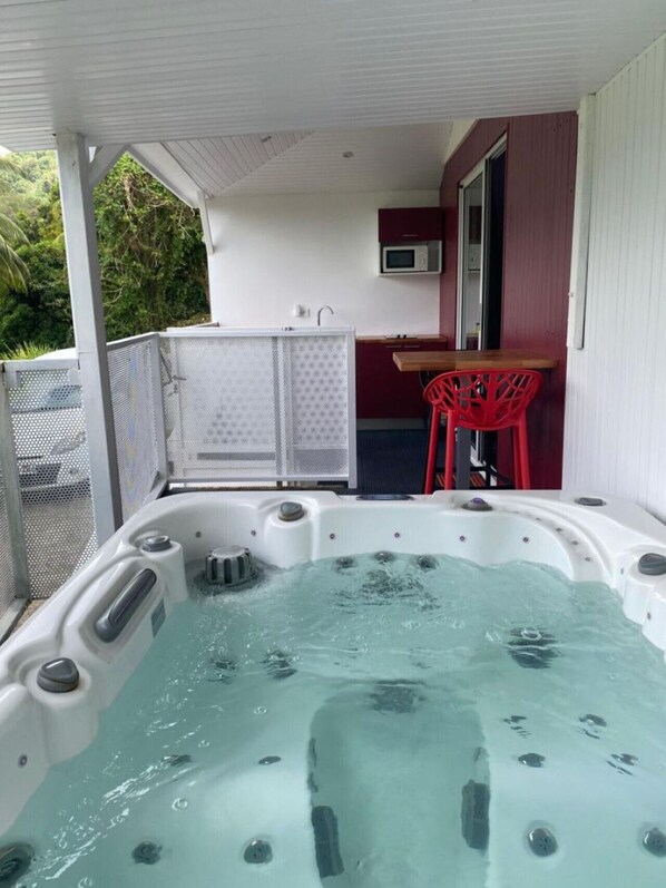 Outdoor spa tub