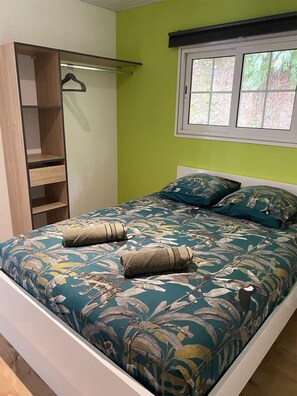 2 bedrooms, desk, iron/ironing board, free WiFi
