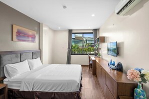 Senior-Doppelzimmer, Stadtblick | Laptopgeeigneter Arbeitsplatz, kostenloses WLAN, Bettwäsche