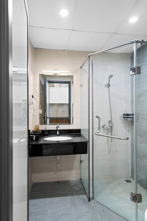 Habitación doble estándar | Baño | Regadera, regadera tipo lluvia, amenidades de baño gratuitas 