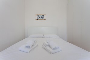Tabla de planchar con plancha, wifi gratis y ropa de cama