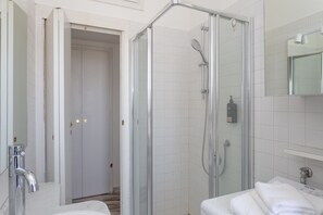 Een douche, een haardroger, handdoeken