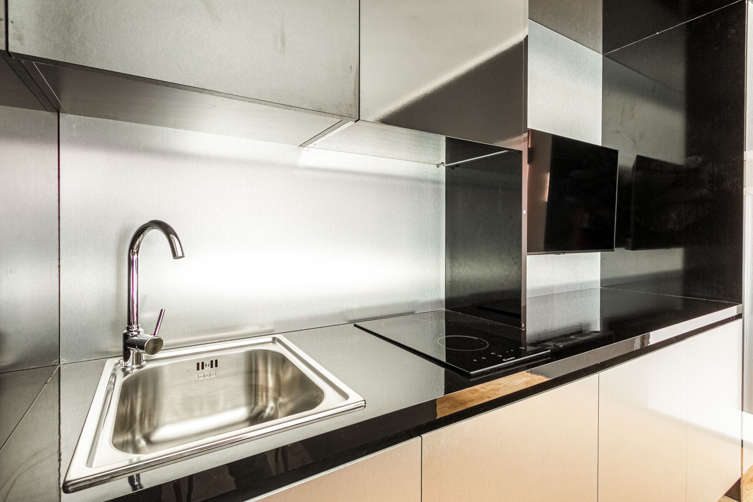 Réfrigérateur, plaque de cuisson, cafetière/bouilloire