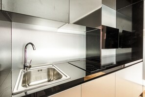 Kjøleskap, kokeplater, kaffetrakter/tekoker og vannkoker