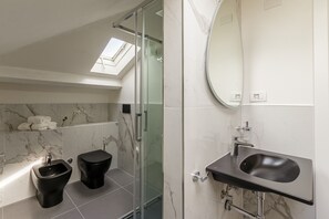 Dusche, Haartrockner, Handtücher, Shampoo