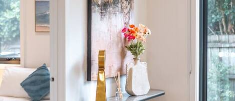 4 عدّة غرف نوم ومكتب ومكواة/لوح كي وسرير سفر