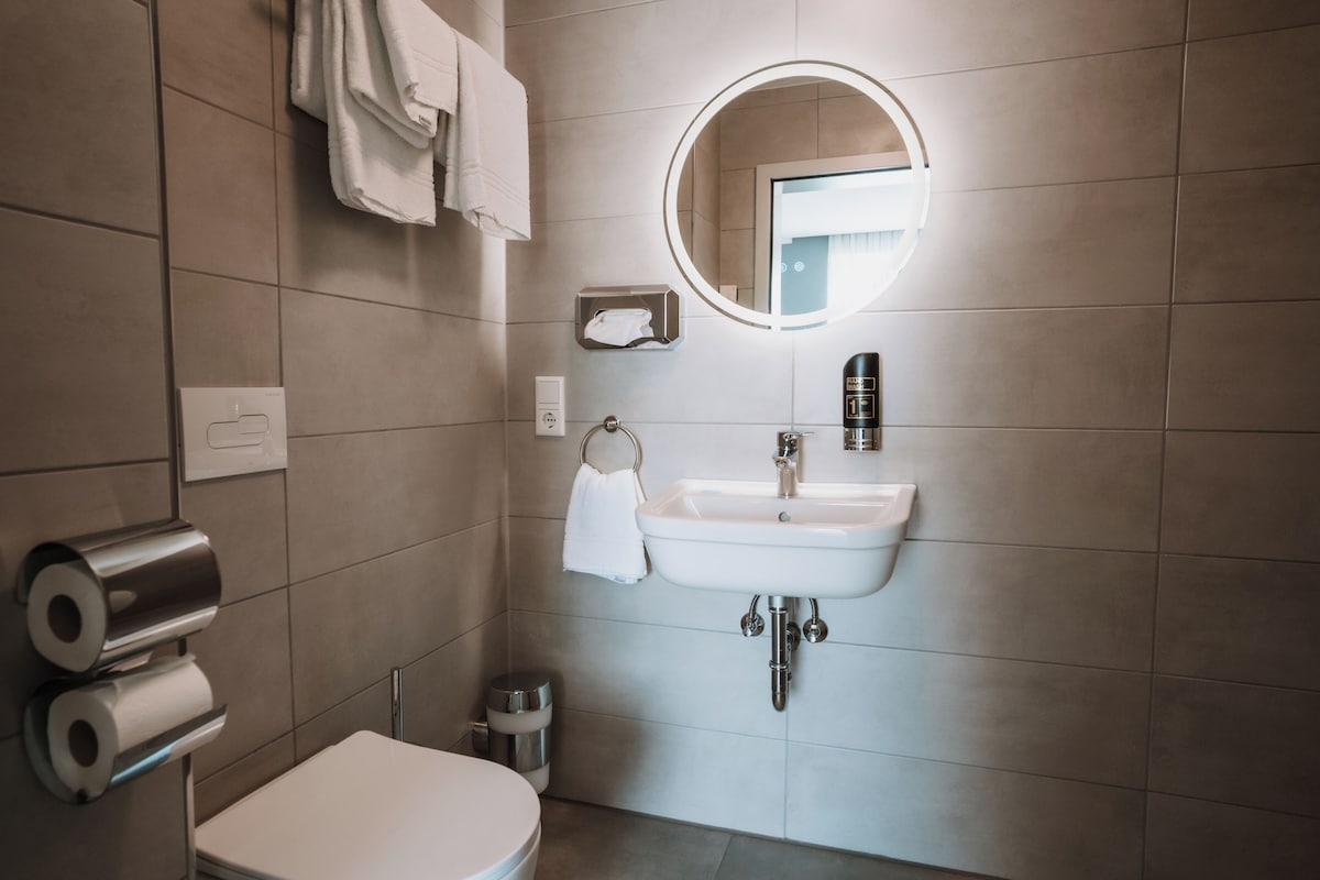 Habitación individual Confort, varias camas, para no fumadores, baño privado | Baño | Regadera, secadora de cabello, toallas, jabón