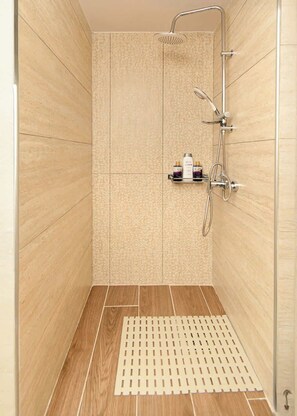 Een douche, een haardroger, handdoeken