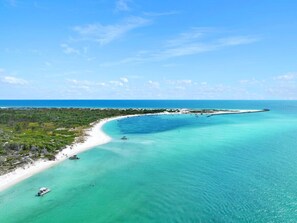 Una spiaggia nelle vicinanze