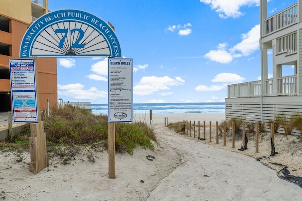 Una spiaggia nelle vicinanze