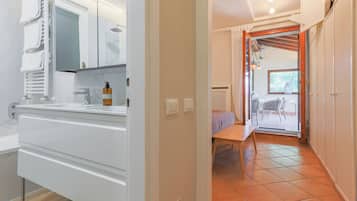 Apartment, Lake View | 3 bedrooms, premium bedding, down comforters, iron/ironing board